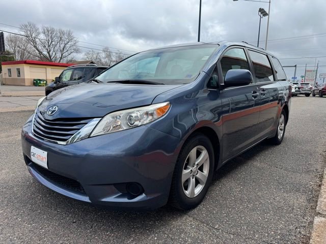 Used 2015 Toyota Sienna LE image 3