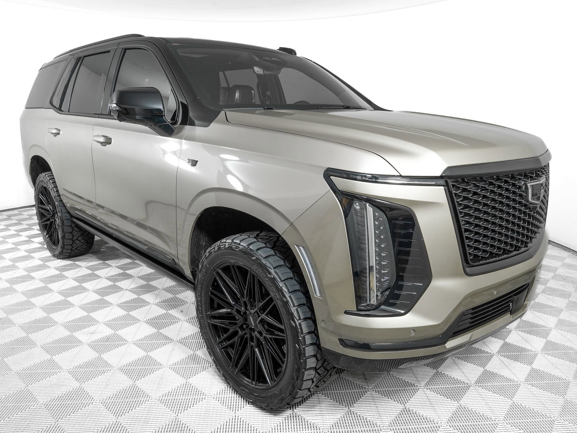 Used 2025 Cadillac Escalade Sport Platinum w/ LPO, ONYX Package AWD/4WD image 4