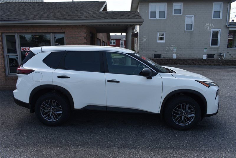 Used 2024 Nissan Rogue S AWD/4WD image 2
