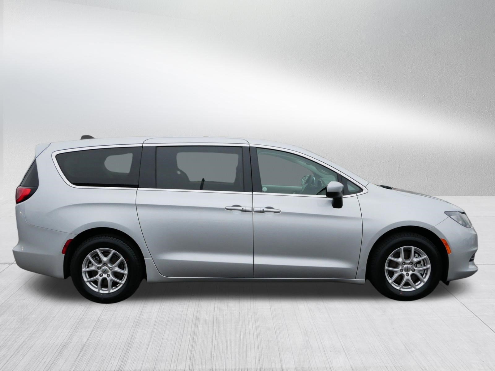 Used 2023 Chrysler Voyager LX image 8