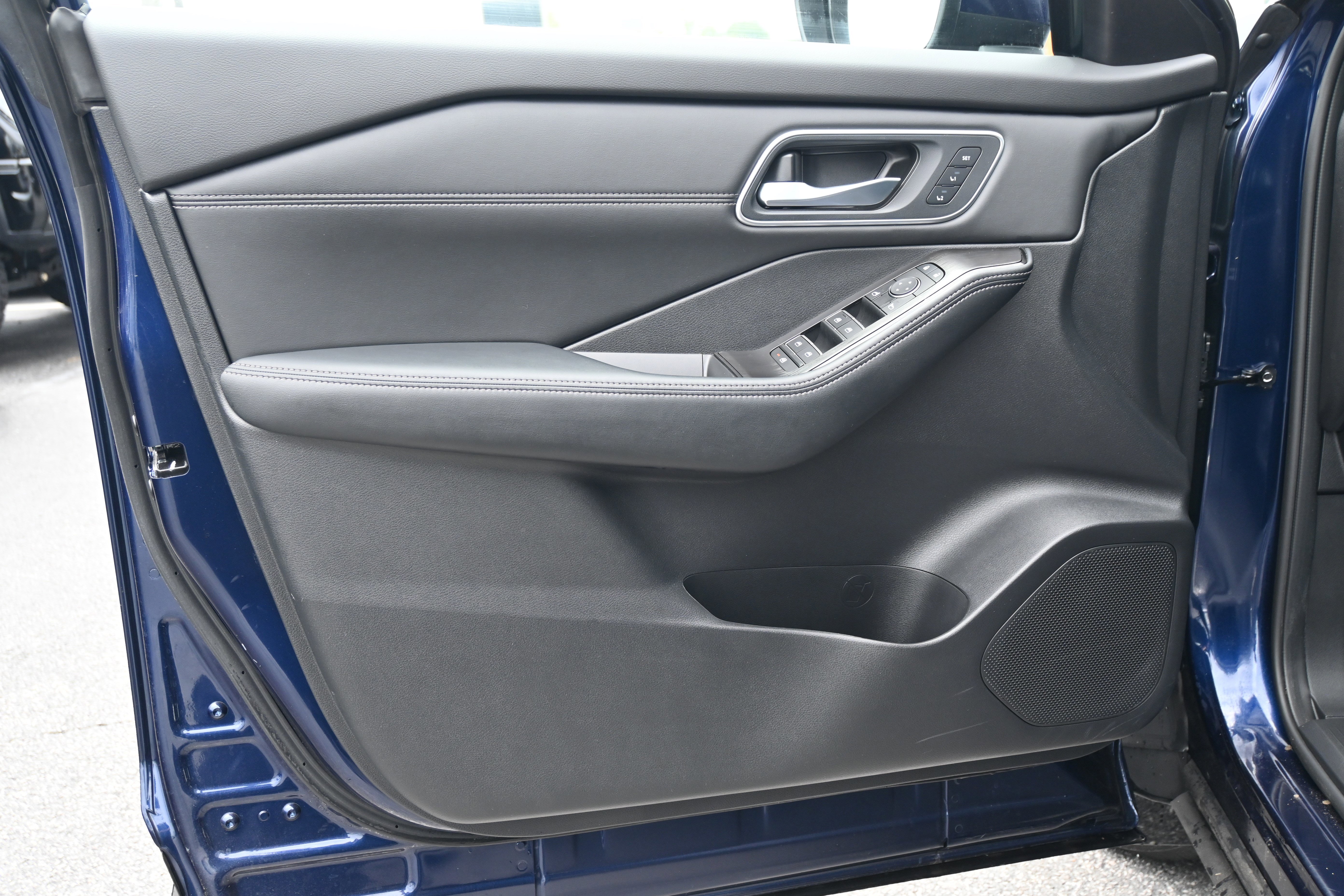 Used 2025 Nissan Rogue Platinum w/ Platinum Premium Package FWD image 14