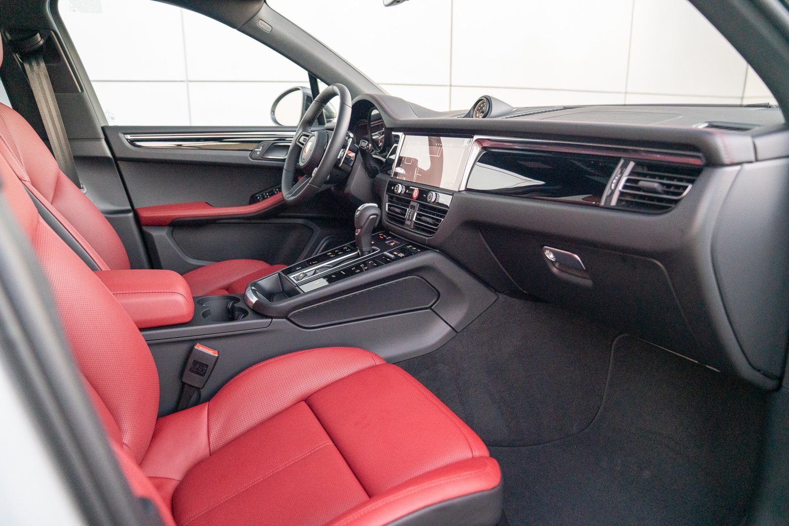 Certified 2026 Porsche Macan Turbo AWD/4WD image 26