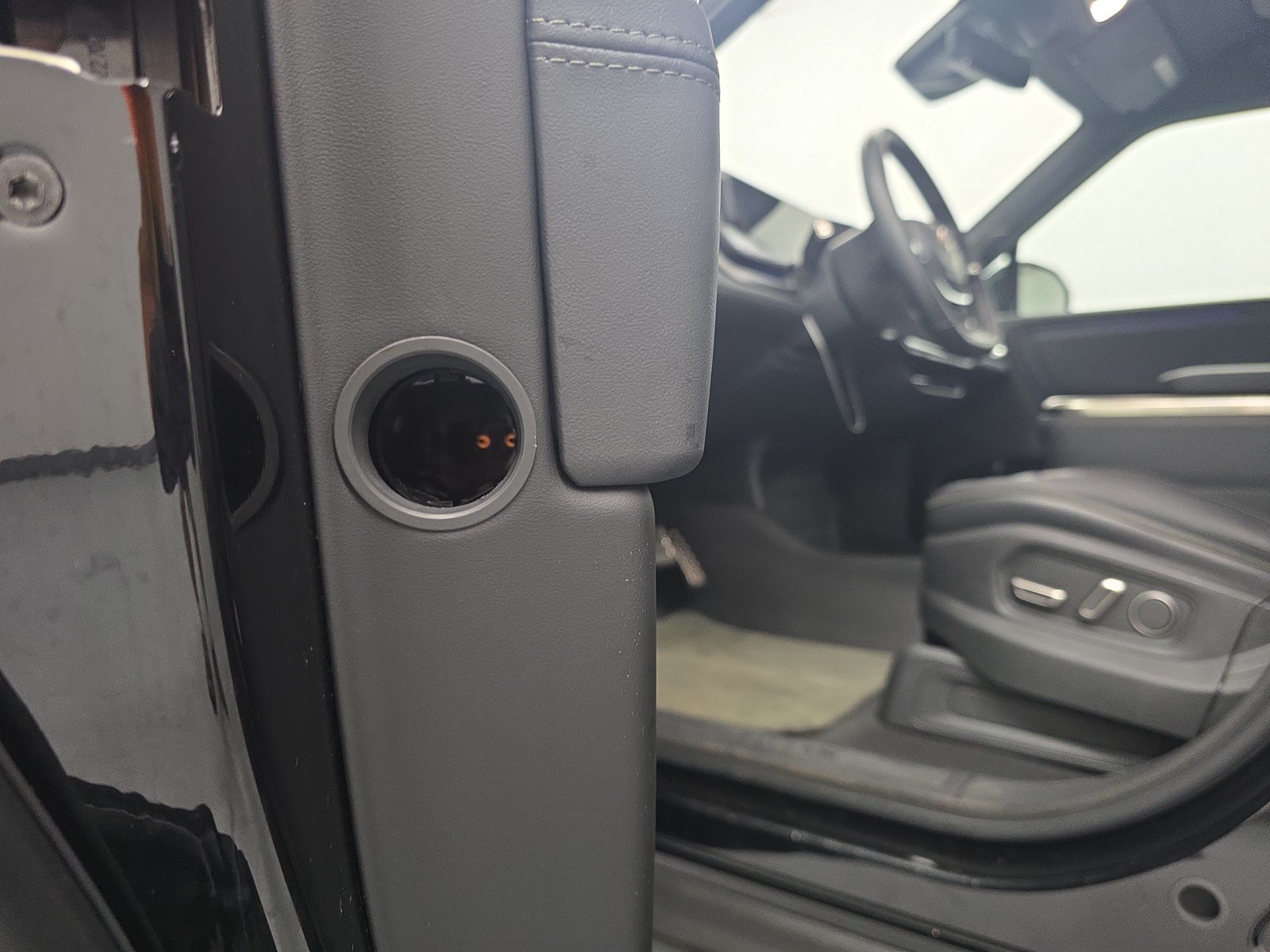 Used 2024 Rivian R1S Adventure AWD/4WD image 32