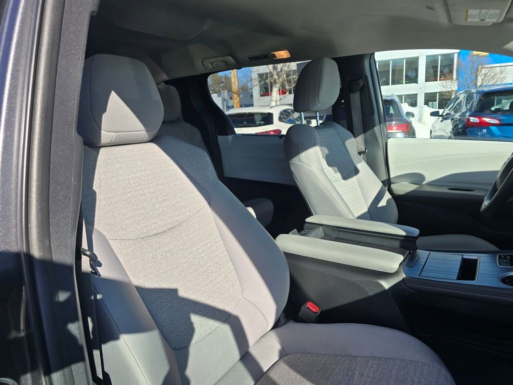 Used 2025 Toyota Sienna LE image 12
