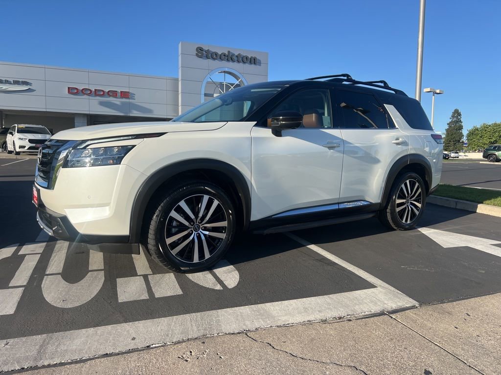 Used 2023 Nissan Pathfinder Platinum w/ Cargo Package AWD/4WD image 2