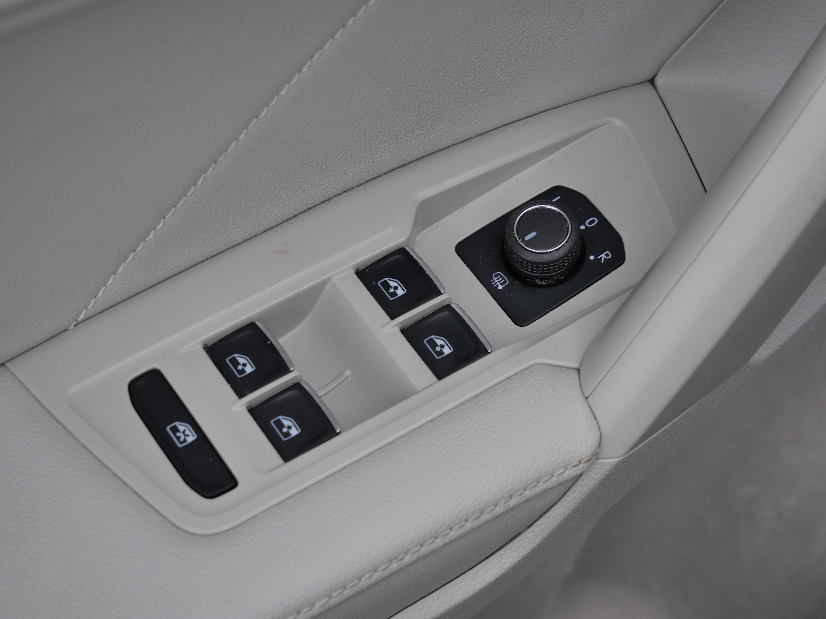 Certified 2023 Volkswagen Tiguan SE R-Line image 19