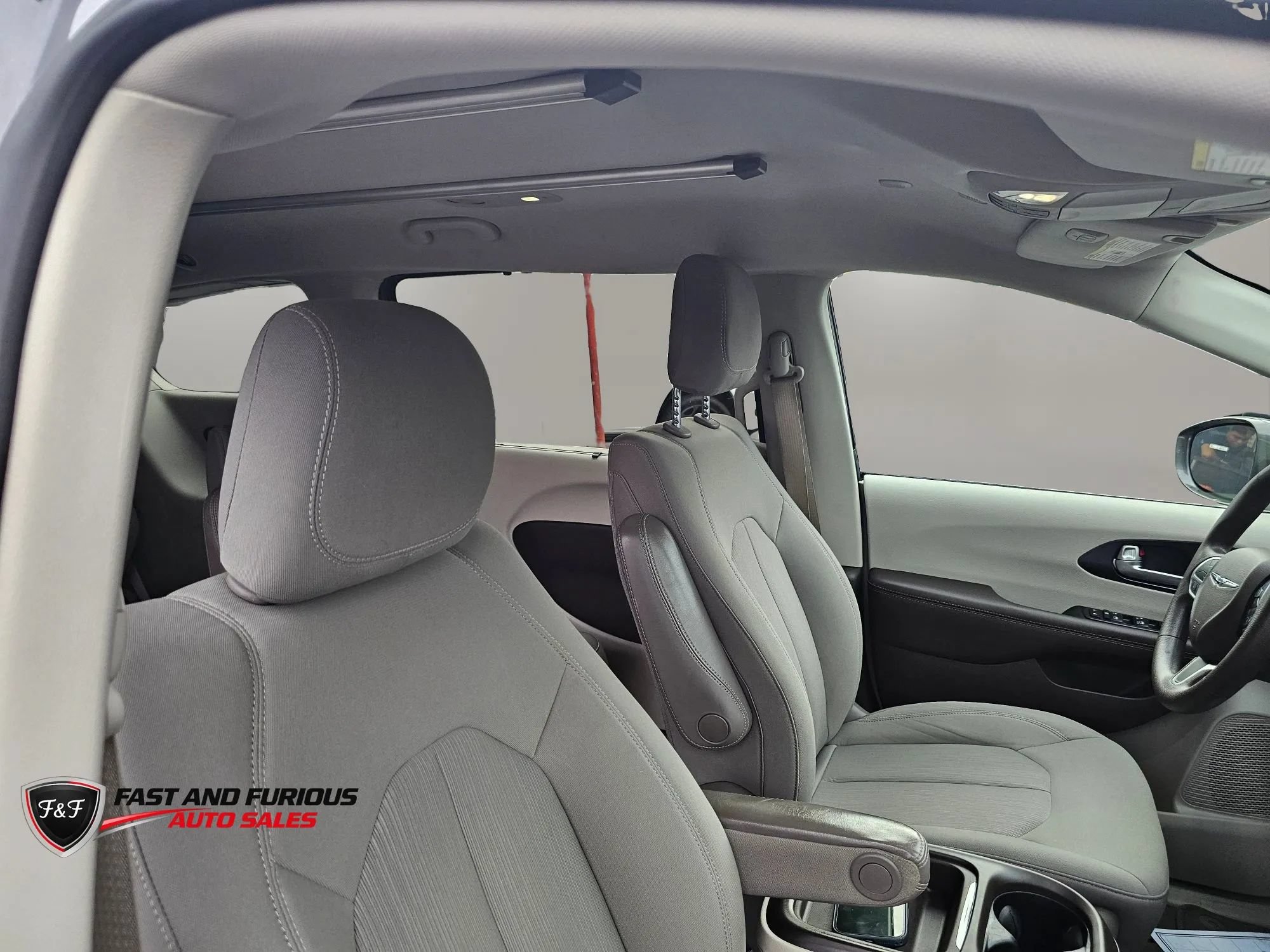 Used 2020 Chrysler Pacifica Touring w/ Advanced Safetytec Group FWD image 16