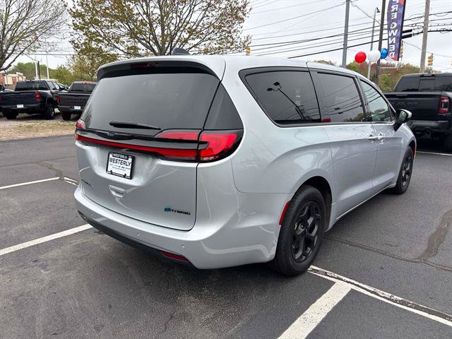 Used 2023 Chrysler Pacifica Touring-L w/ S Appearance Package FWD image 3
