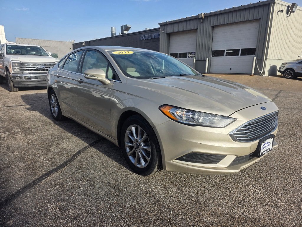 Used 2017 Ford Fusion SE FWD image 2