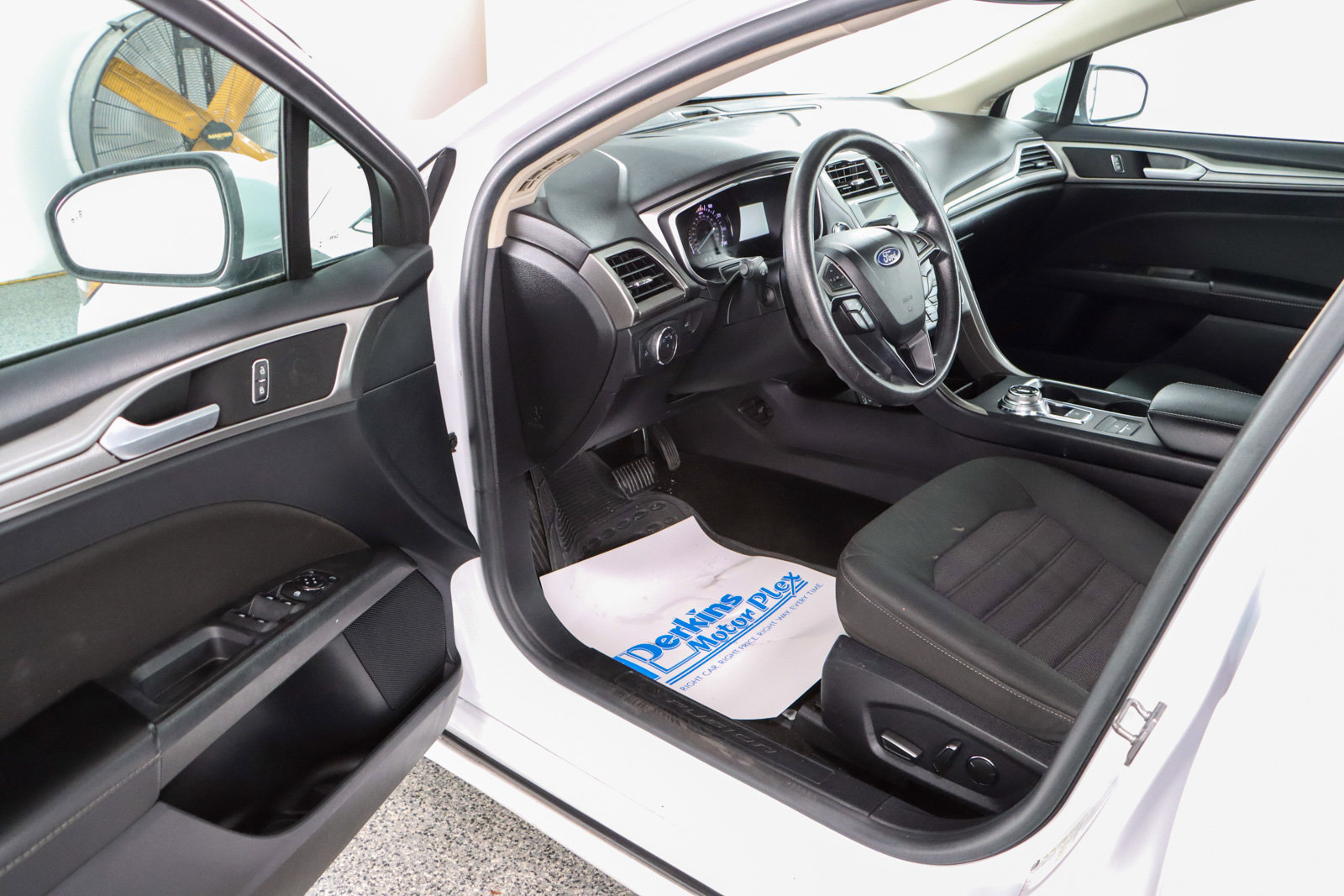 Used 2020 Ford Fusion SE image 3