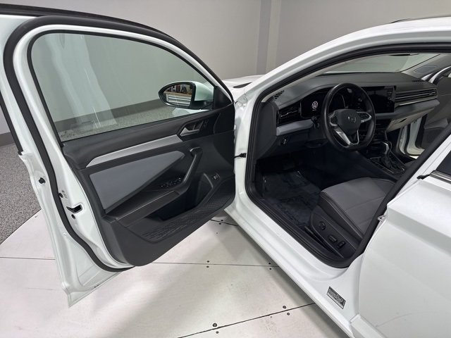 Used 2025 Volkswagen Jetta SE w/ Black Wheel Package image 8