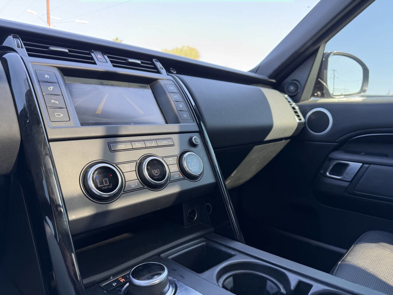 Used 2017 Land Rover Discovery SE image 23