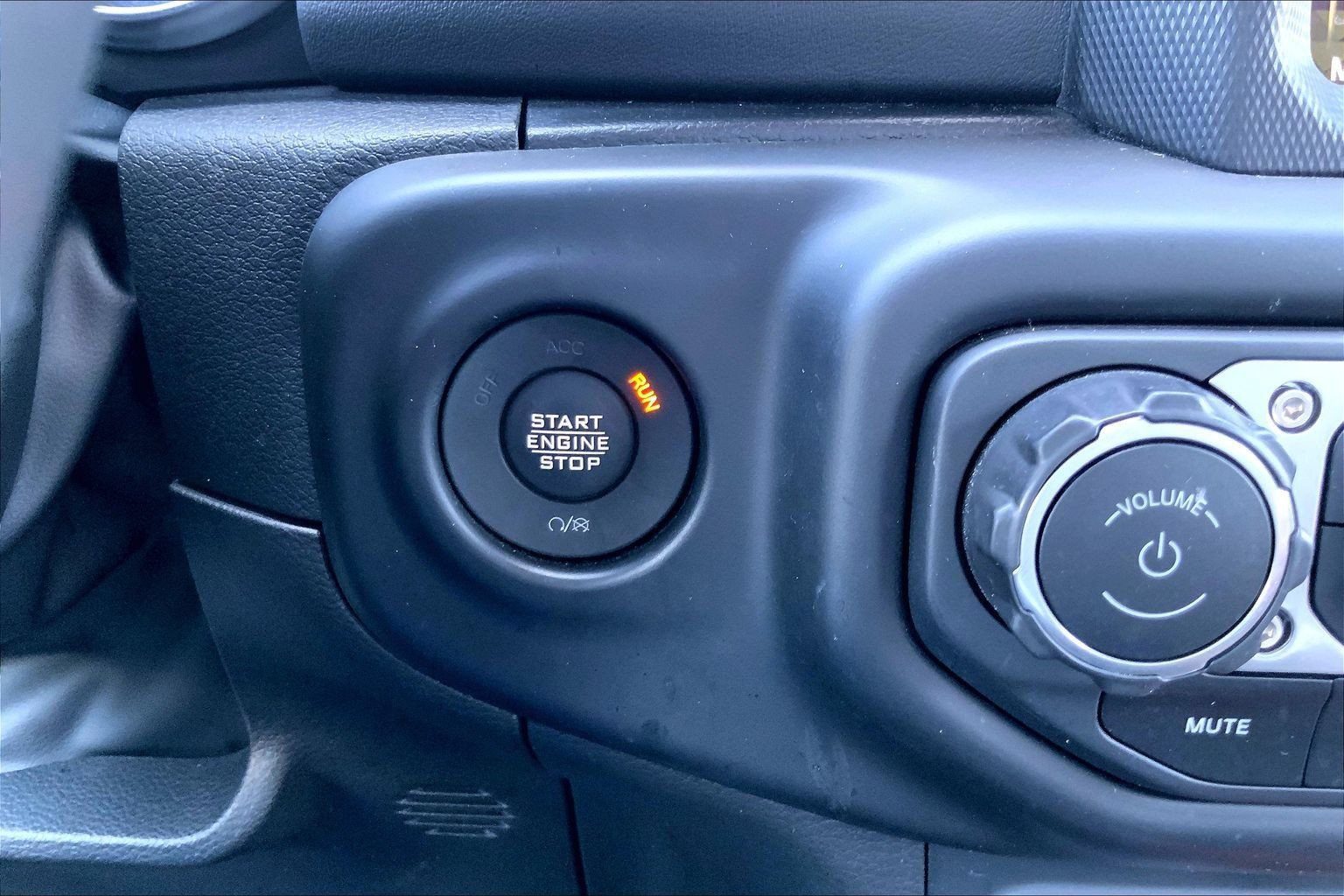 Used 2022 Jeep Wrangler Unlimited Sahara w/ Cold Weather Group AWD/4WD image 30