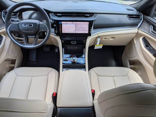 New 2026 Jeep Grand Cherokee Limited w/ Luxury Tech Group II AWD/4WD image 16