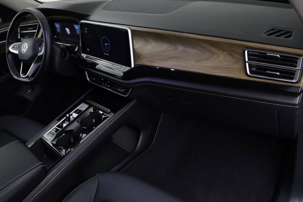 Used 2025 Volkswagen Atlas SE w/ Black Wheel Package image 18