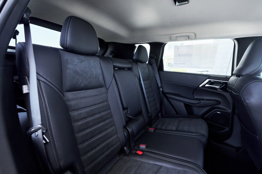 Used 2025 Mitsubishi Outlander SE image 28