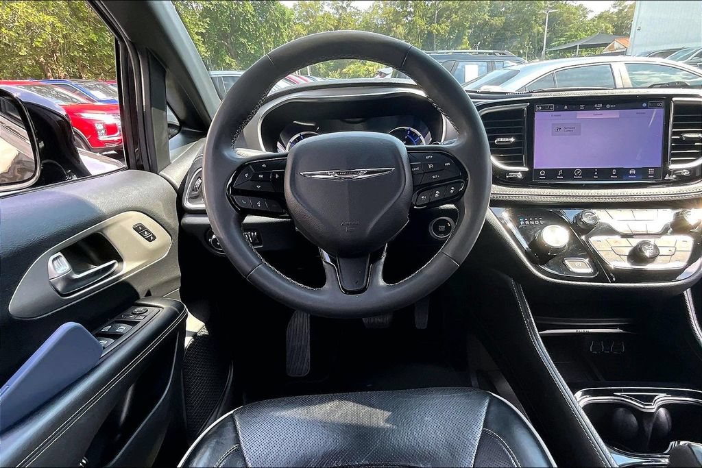 Used 2024 Chrysler Pacifica Premium FWD image 8
