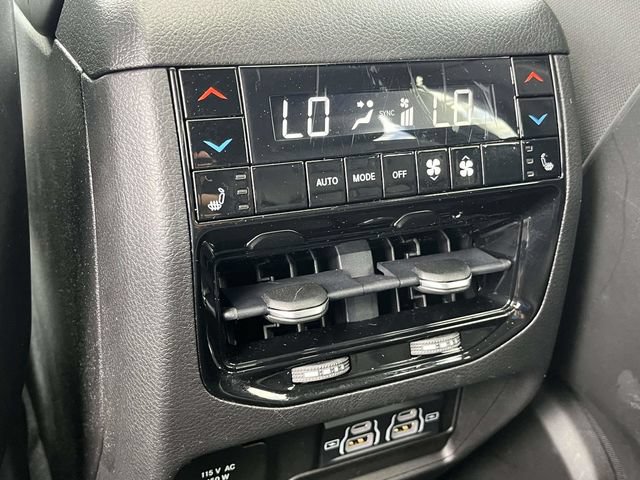 Used 2022 Jeep Grand Cherokee Overland w/ Luxury Tech Group IV AWD/4WD image 20