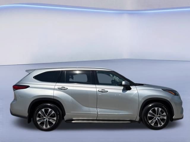 Used 2022 Toyota Highlander XLE image 9