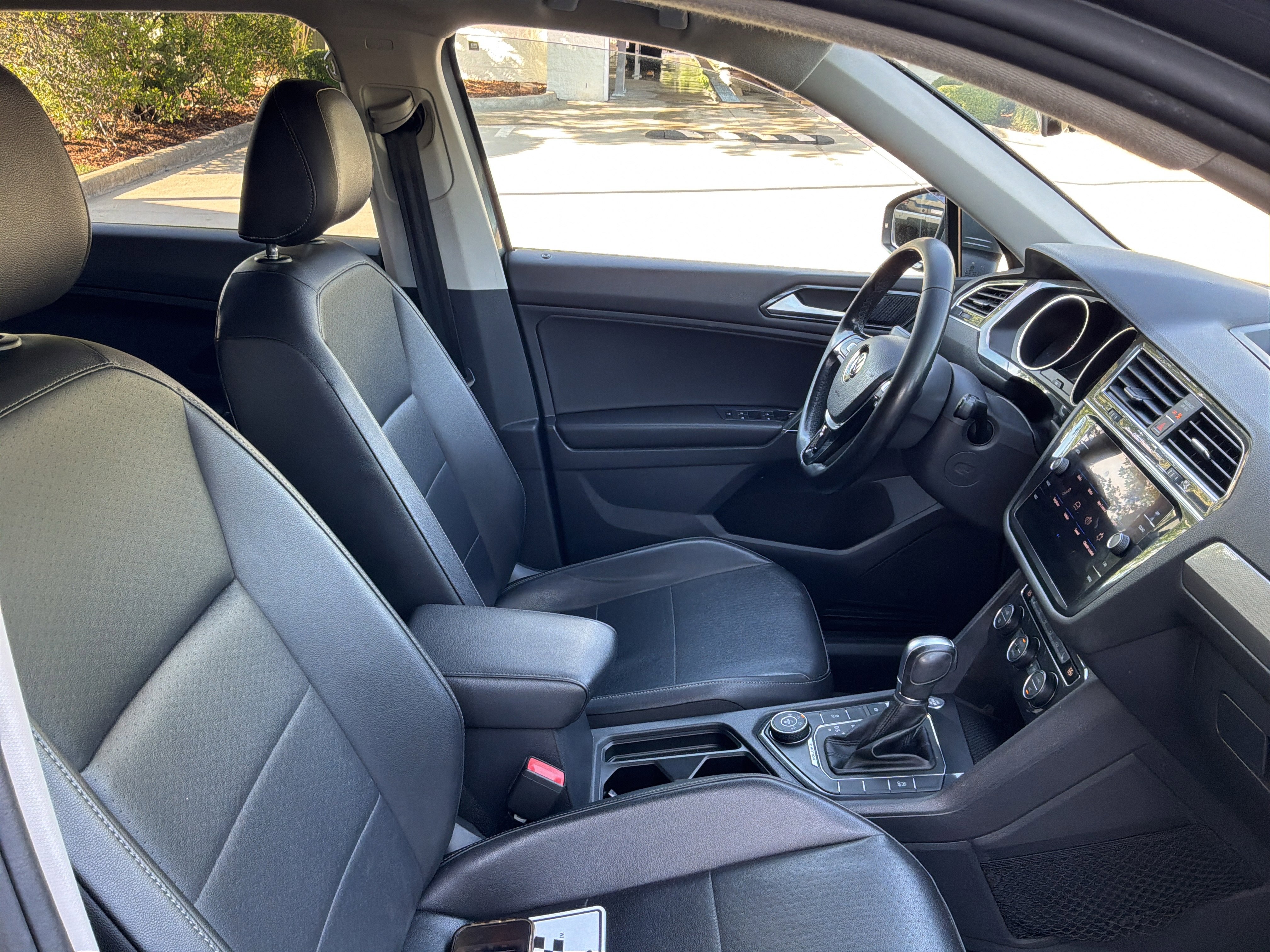 Used 2018 Volkswagen Tiguan SE AWD/4WD image 32