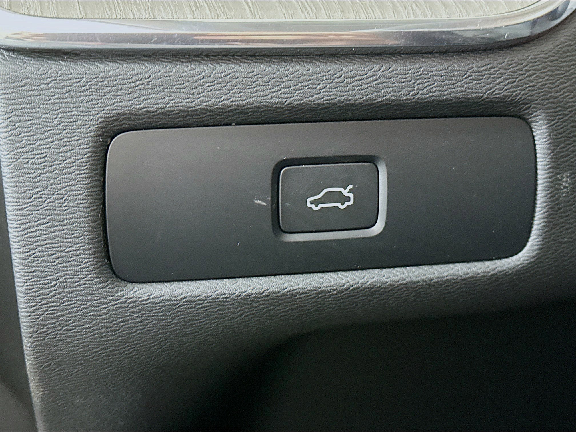 Used 2025 Volvo XC60 B5 Plus image 17