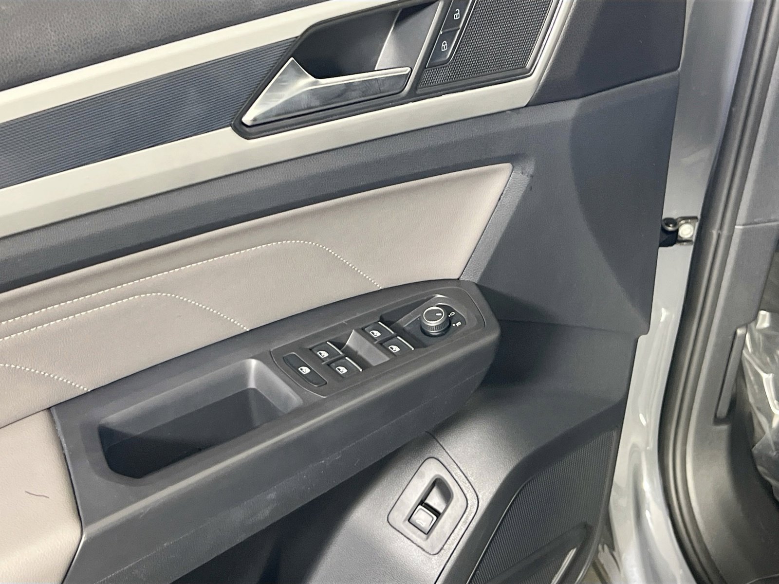 Used 2023 Volkswagen Atlas Cross Sport SEL R-Line image 17