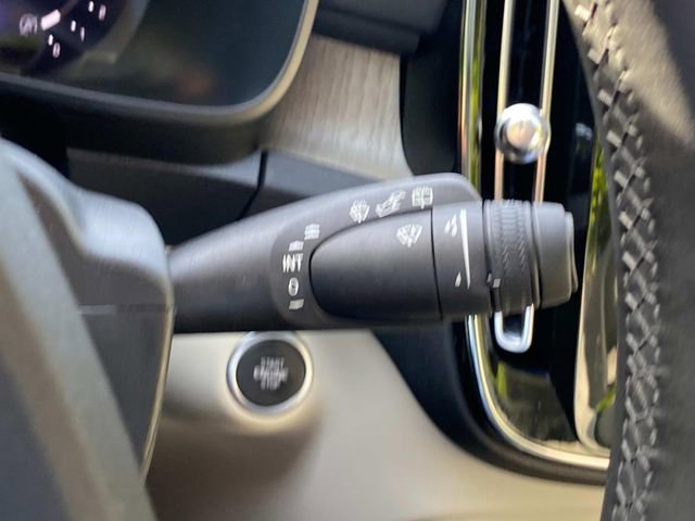 Used 2023 Volvo XC40 B5 Plus image 22