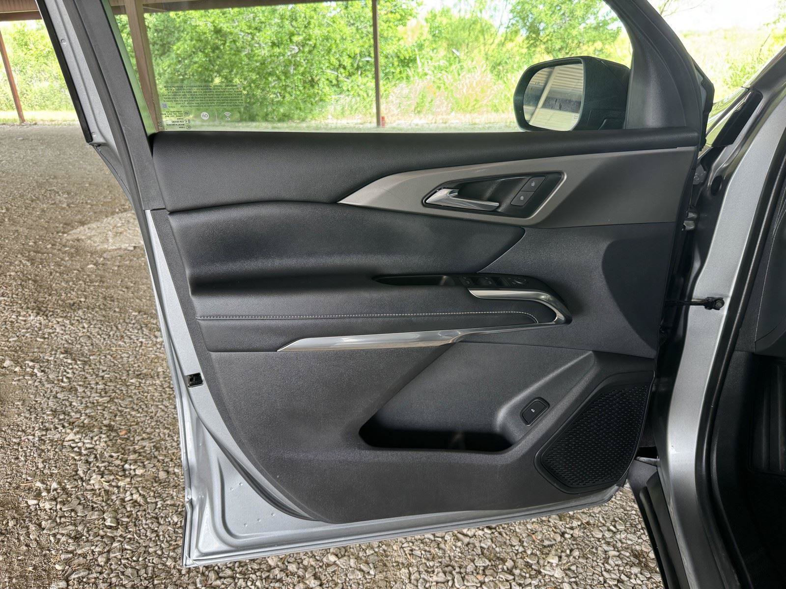 Used 2025 Chevrolet Traverse LT FWD image 25