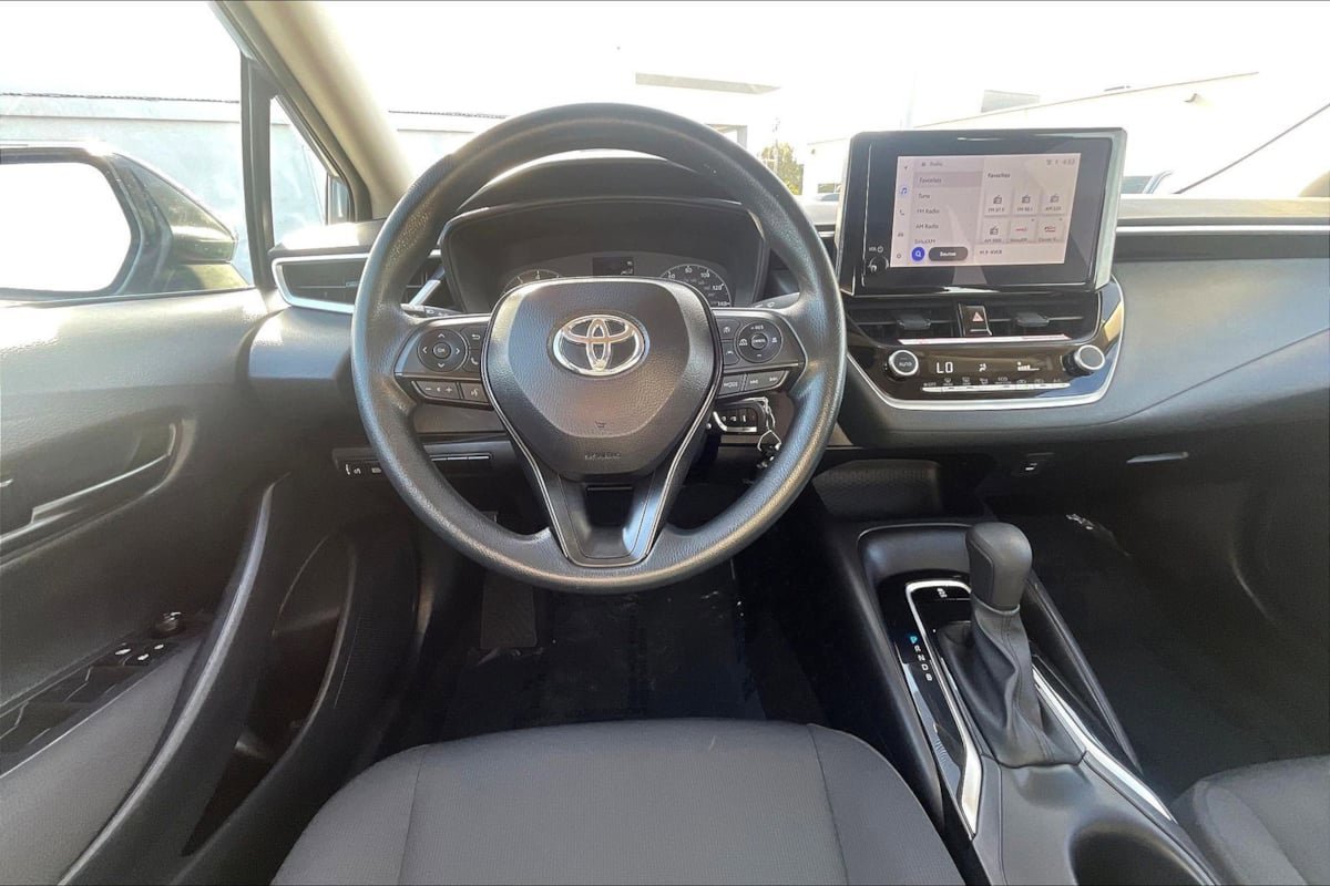 Used 2025 Toyota Corolla LE FWD image 5