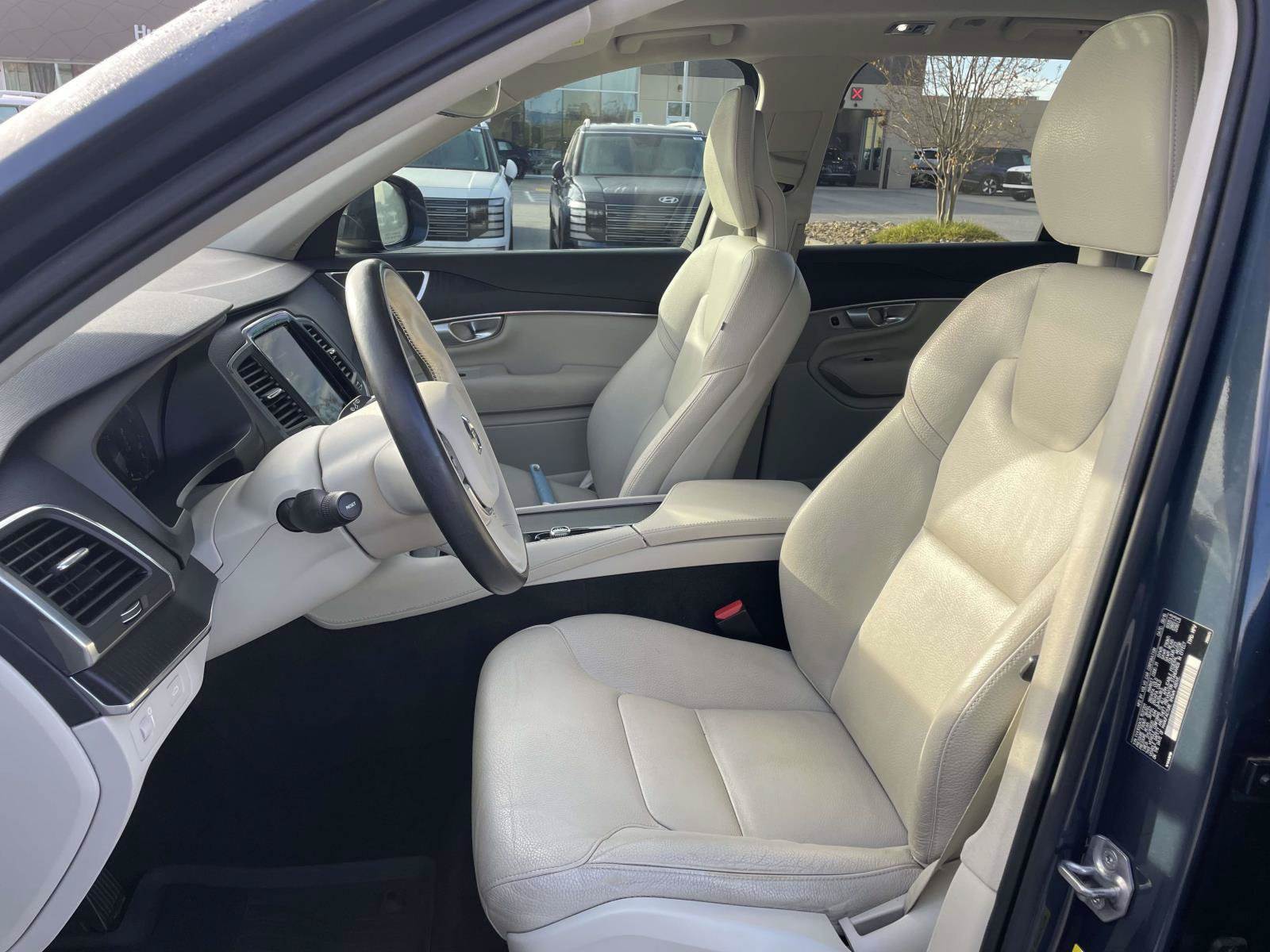 Used 2020 Volvo XC90 T5 Momentum w/ Protection Package Premier FWD image 8