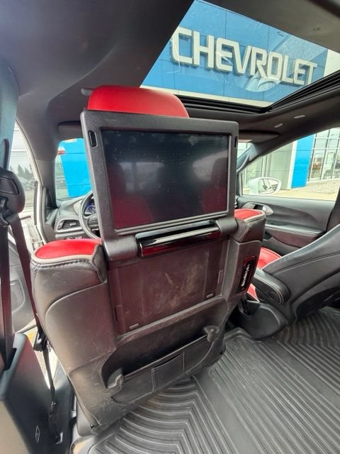 Used 2020 Chrysler Pacifica Limited w/ Quick Order Package 27H Red S FWD image 5