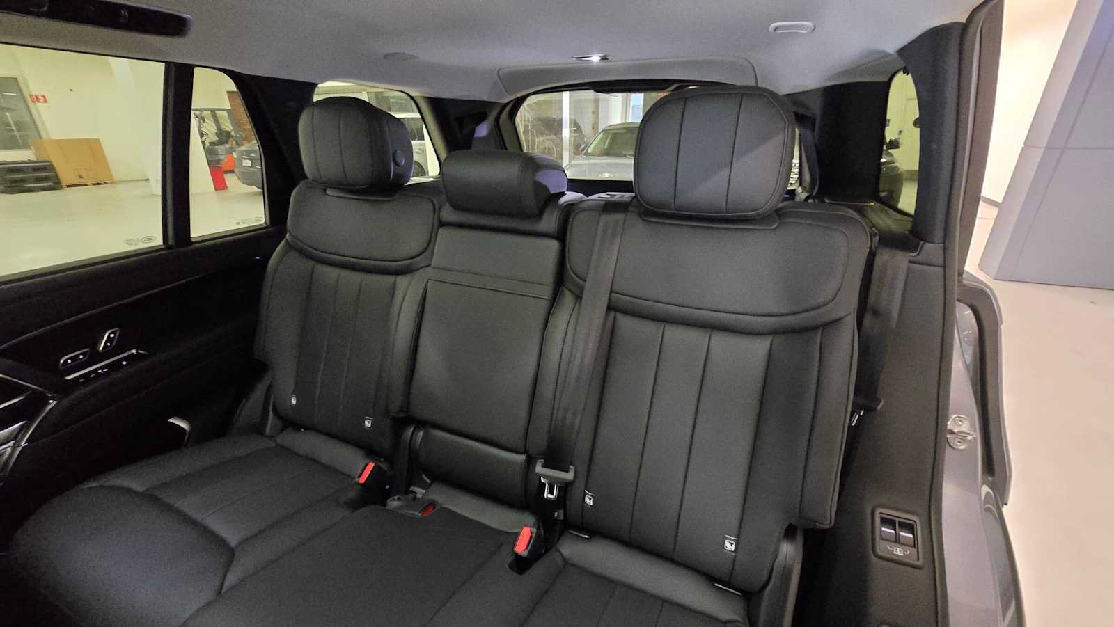 New 2026 Land Rover Range Rover Long Wheelbase SE AWD/4WD image 17