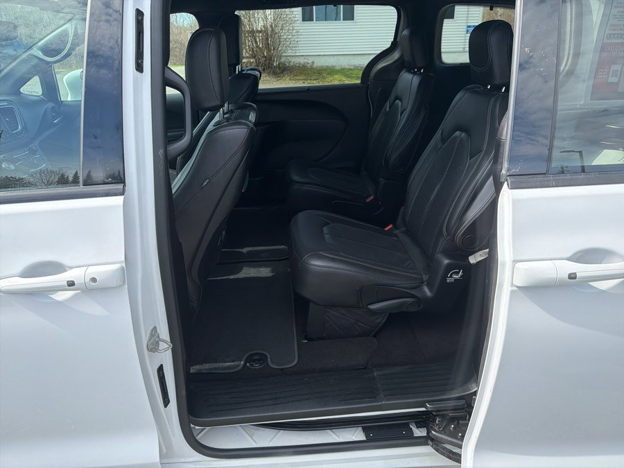 Used 2019 Chrysler Pacifica Touring-L Plus w/ Advanced Safetytec Group FWD image 6