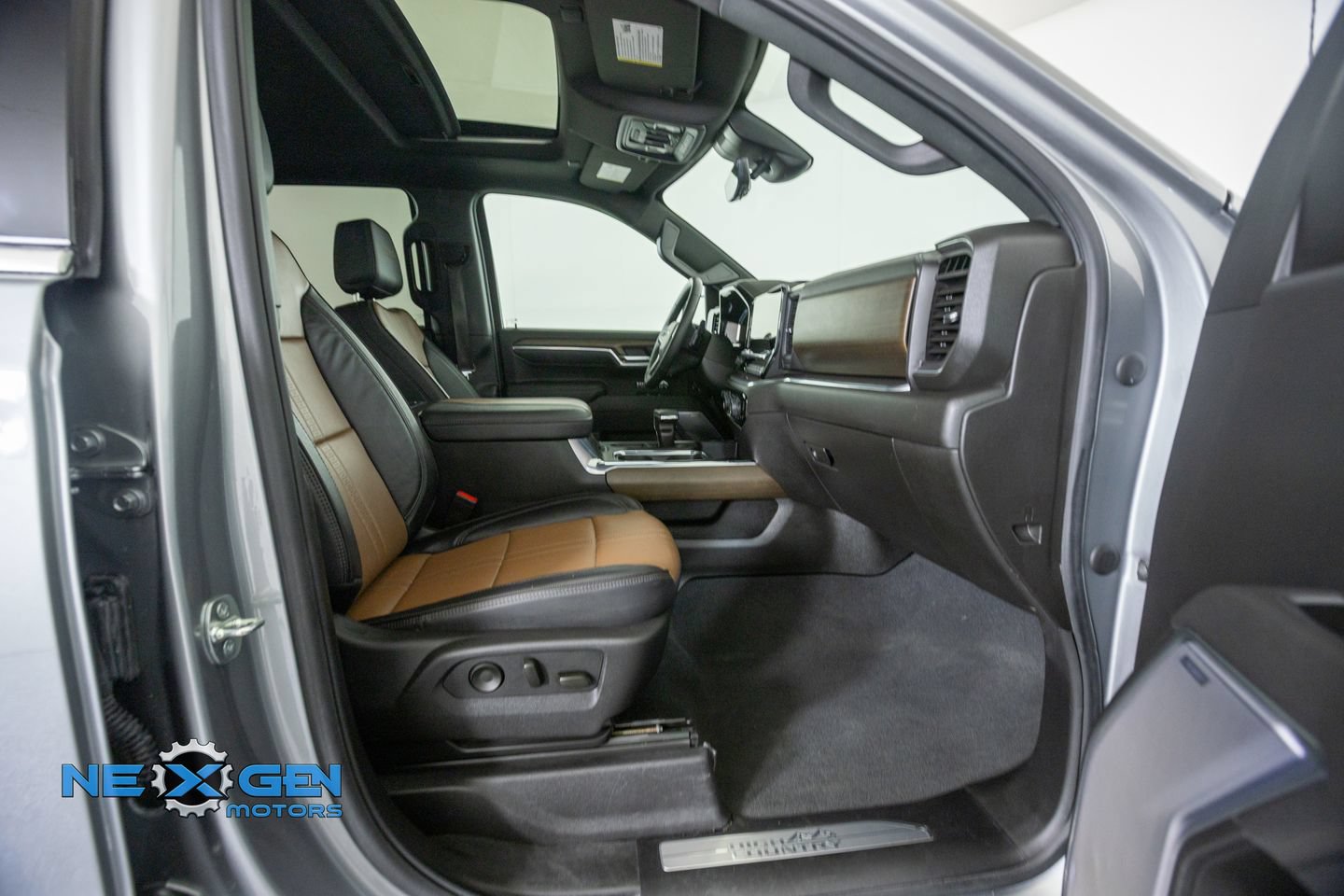 Used 2025 Chevrolet Silverado 1500 High Country w/ Technology Package AWD/4WD image 44