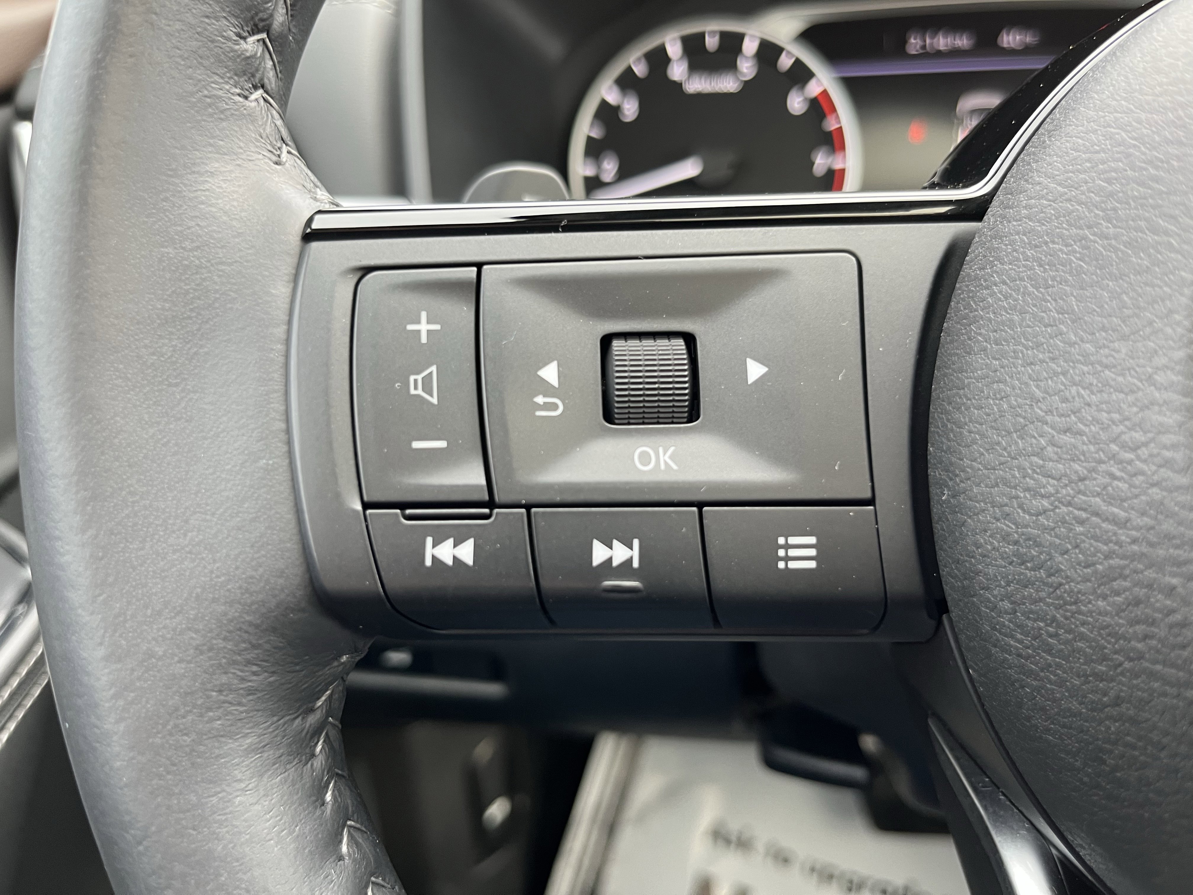 Used 2023 Nissan Rogue SV w/ SV Premium B Package image 23