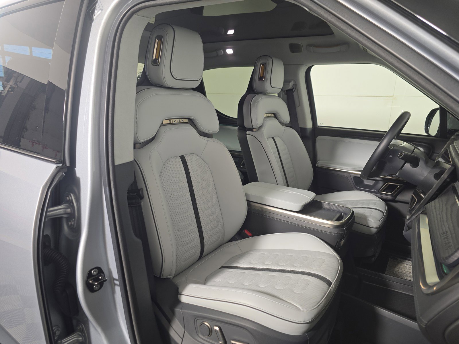 Used 2023 Rivian R1T Launch Edition image 23