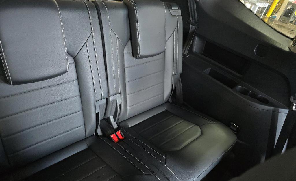 Used 2024 Volkswagen Tiguan SE R-Line FWD image 17
