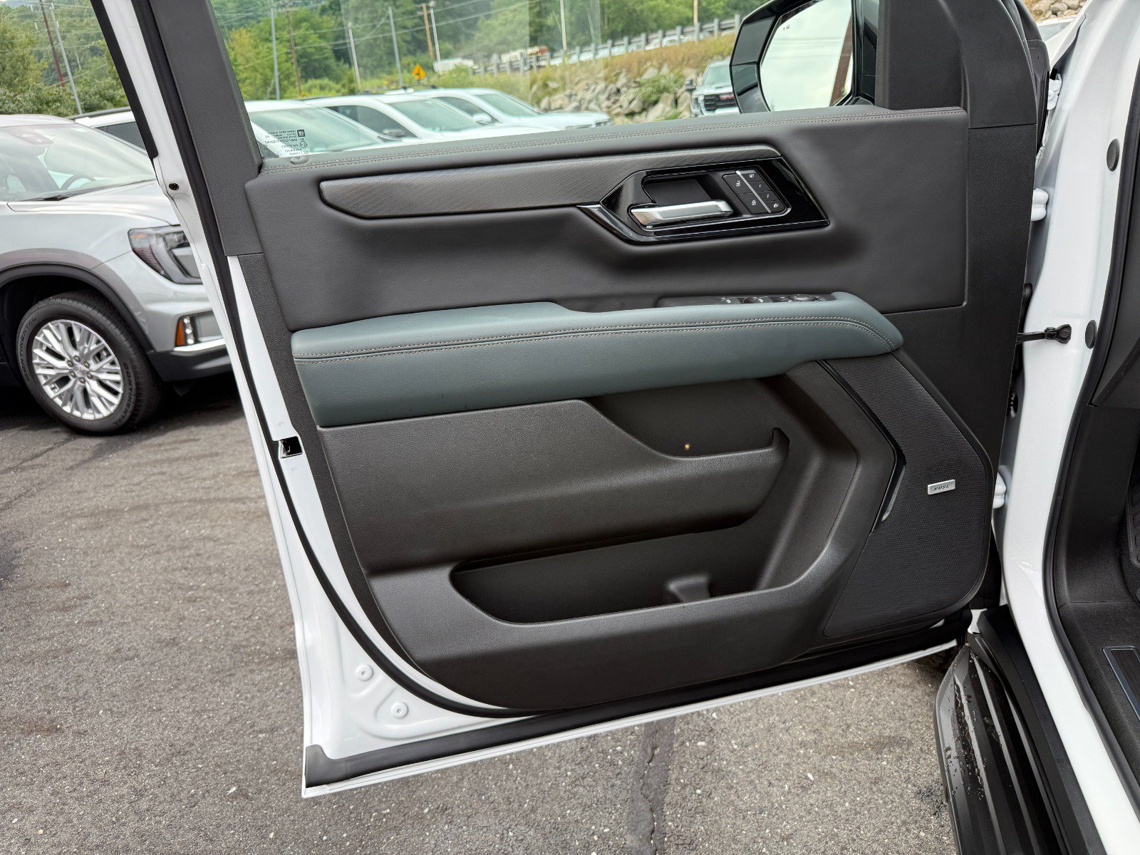 New 2026 GMC Yukon XL AT4 AWD/4WD image 16