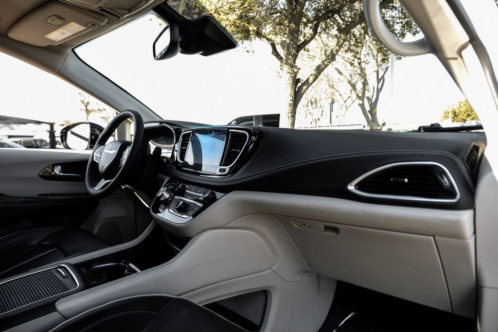 Used 2023 Chrysler Pacifica Limited image 9