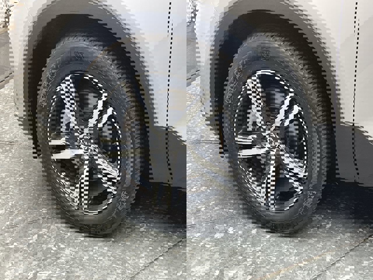 Used 2025 Volvo XC40 B5 Core image 33