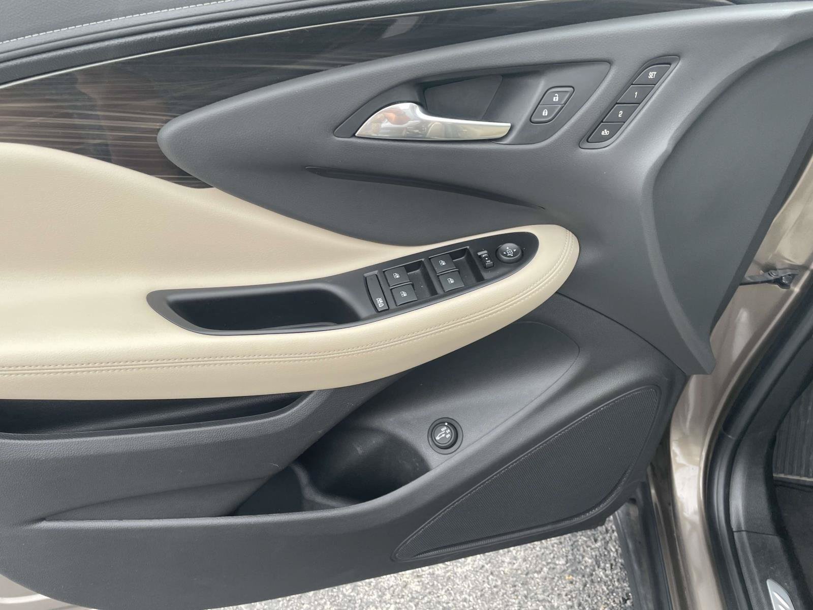 Used 2019 Buick Envision Essence FWD image 17