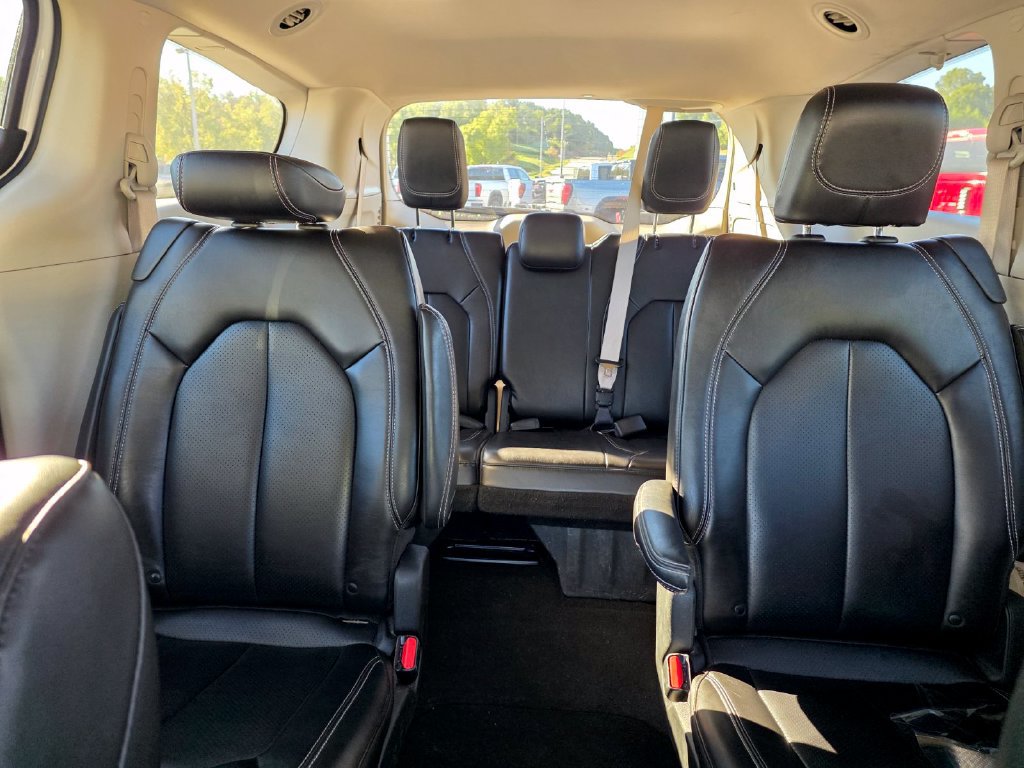 Used 2023 Chrysler Pacifica Touring-L FWD image 25