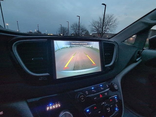 Used 2024 Chrysler Pacifica Touring-L image 18