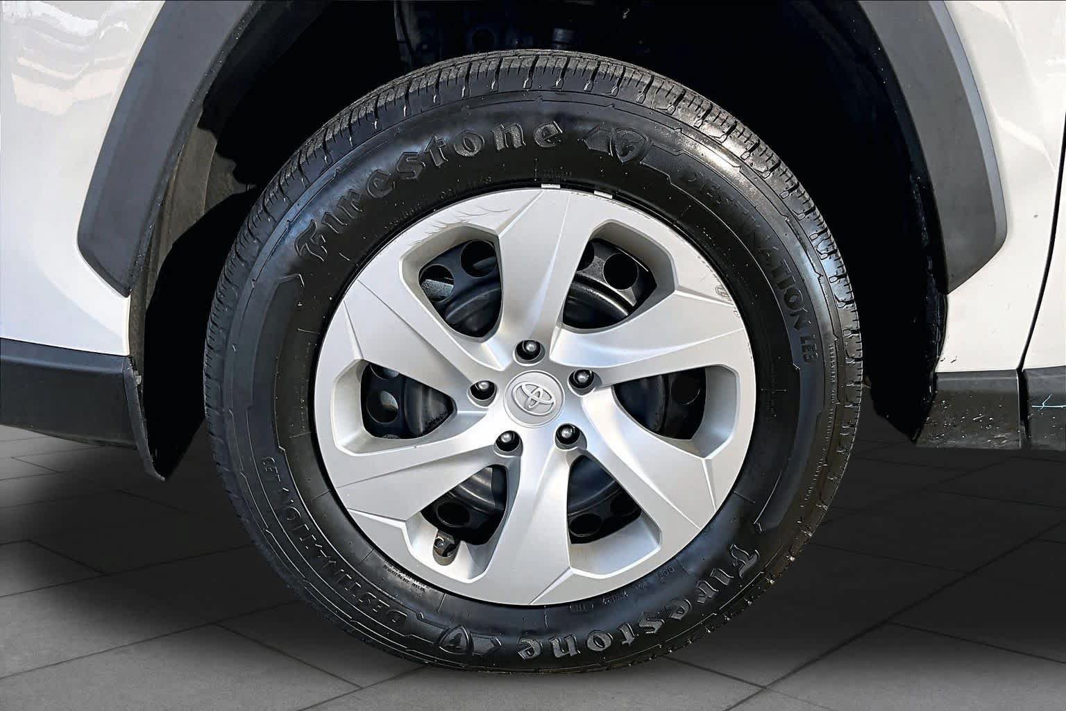 Used 2021 Toyota RAV4 LE AWD/4WD image 11
