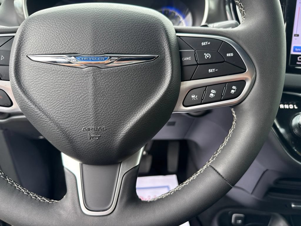 Used 2025 Chrysler Pacifica Select FWD image 17