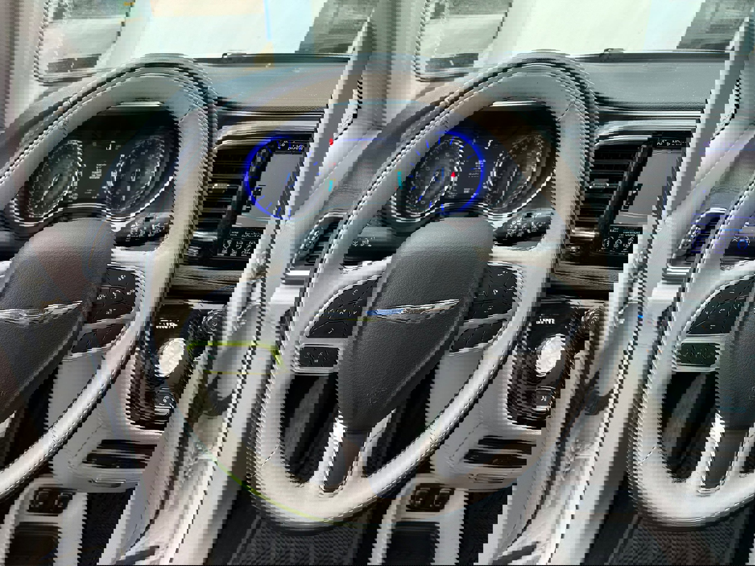 Used 2018 Chrysler Pacifica Limited image 39