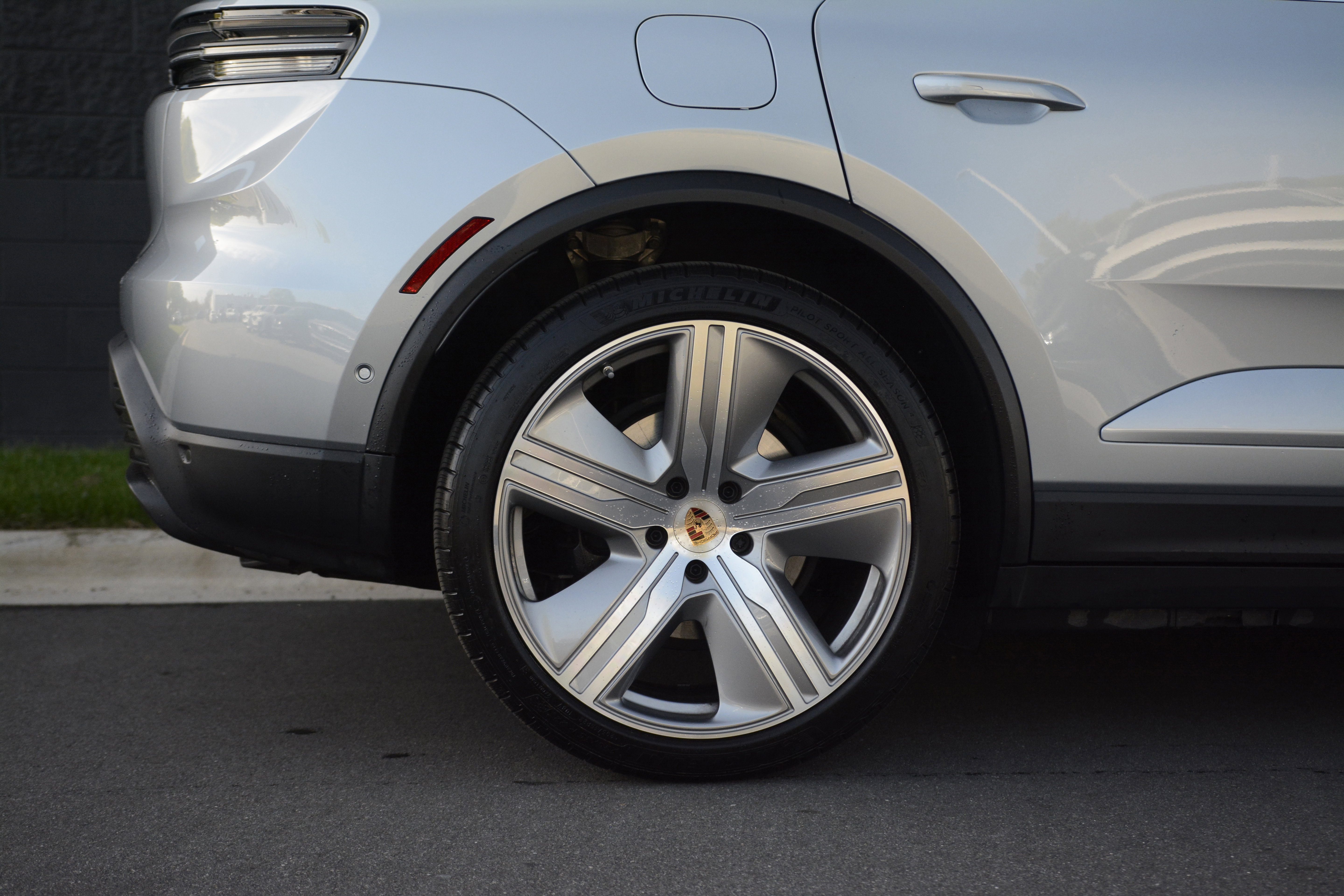 Certified 2025 Porsche Macan 4 Electric image 42