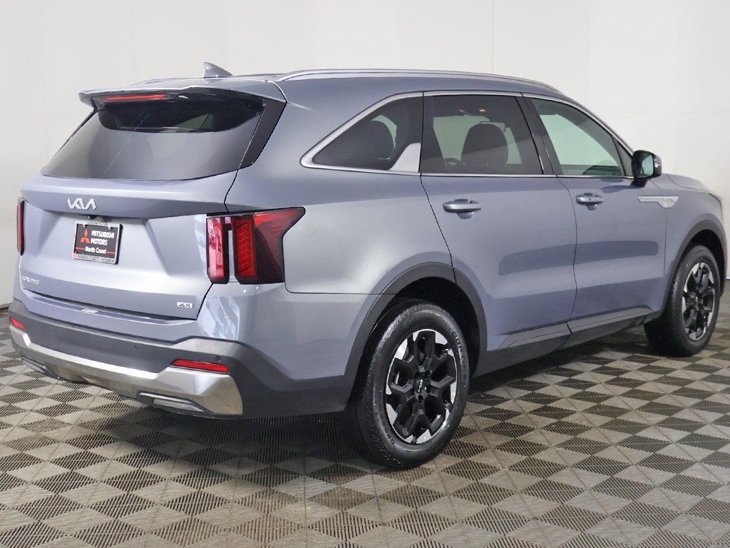 Used 2024 Kia Sorento S image 11