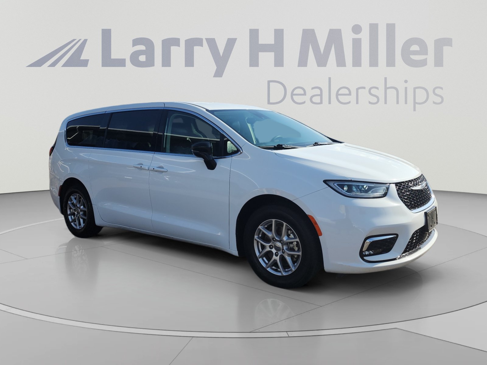 Used 2024 Chrysler Pacifica Touring-L FWD image 7