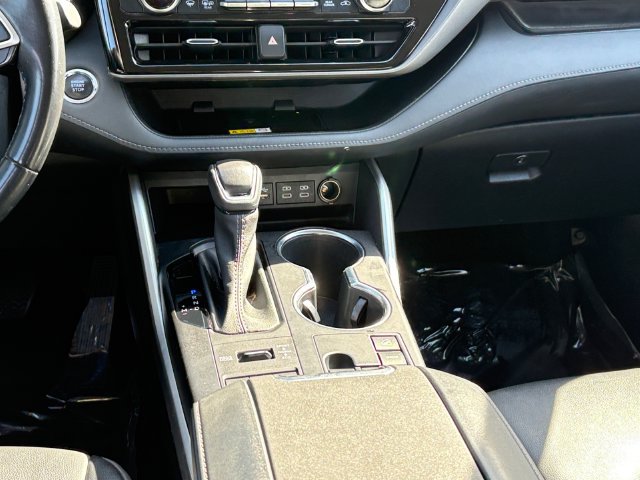 Used 2023 Toyota Highlander XLE AWD/4WD image 17